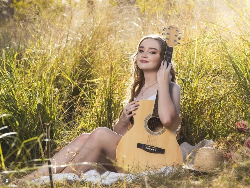 Ensaio 15 anos com violão em meio ao mato dourado