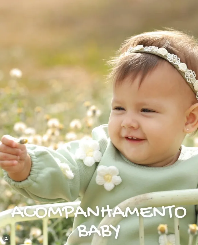 Bebê em campo de flores com tiara, ensaio acompanhamento