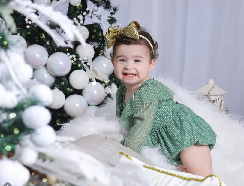 Bebê em sessão temática de Natal com vestido verde