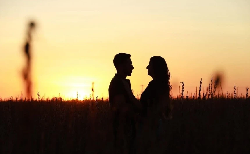 Silhueta de casal ao pôr do sol — ensaio pré-wedding