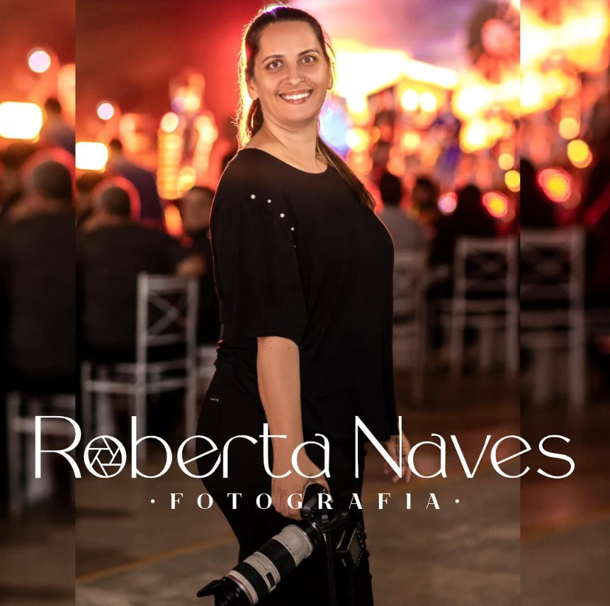 Roberta Naves segurando sua câmera fotográfica em um evento